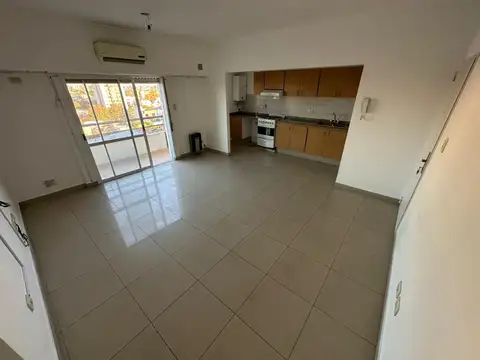 Alquiler de amplio depto 2 ambientes con cochera fija cubierta