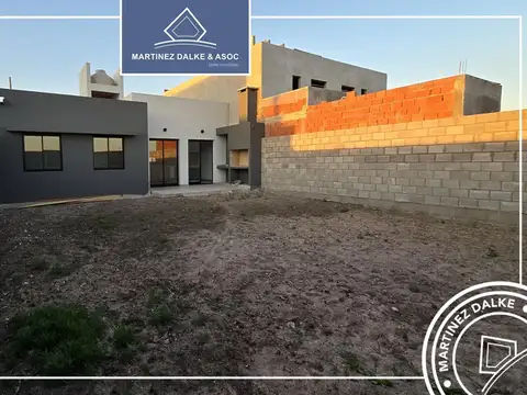 Casa en Venta con 4 cocheras