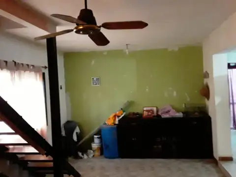 Casa 7 ambientes con 2 baños