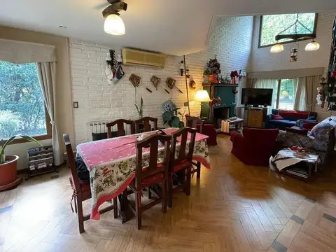 Casa 5 ambientes con 4 baños