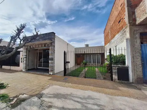 Venta Casa 3 ambientes con Local Ciudadela