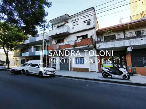 VENTA TERRENO CON EDIFICIO FLORESTA OPORTUNIDAD DE INVERSION