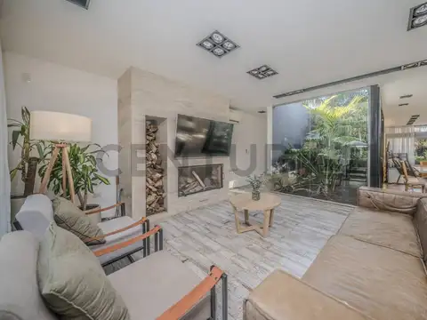 Casa en Venta con 3 cocheras