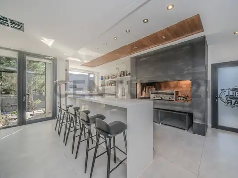 Casa en Venta con 3 cocheras