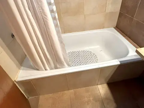 ALQUILER AMBIENTE Y MEDIO, BALCON Y PATIO, ALMAGRO