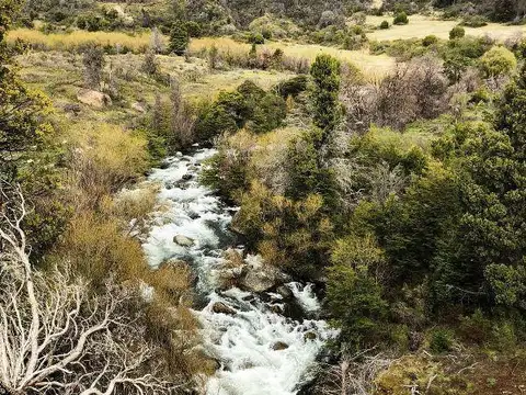151 ha sobre río. El Bolsón, Río Negro
