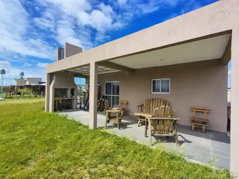 Casa en venta  Barrio Los Tilos de Domselaar. 4 ambientes