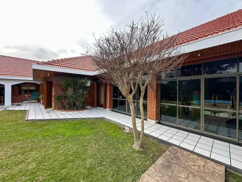 VENTA CASA JOSE MARMOL 4 AMBIENTES MUY AMPLIOS 2 COCHERAS CUBIERTAS