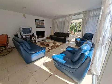 Casa en Alquiler con 1 cochera