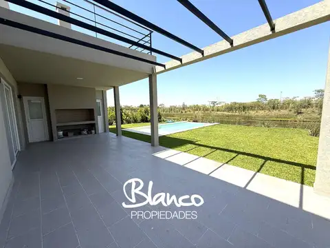 Casa 4 ambientes con 5 baños