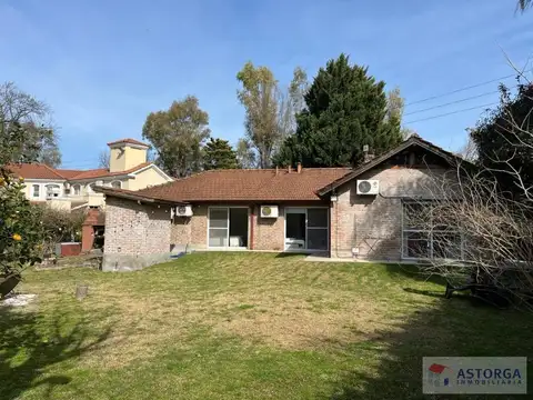 Muy linda en casa en zona central del country San Carlos
