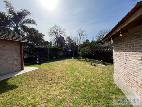 Muy linda en casa en zona central del country San Carlos