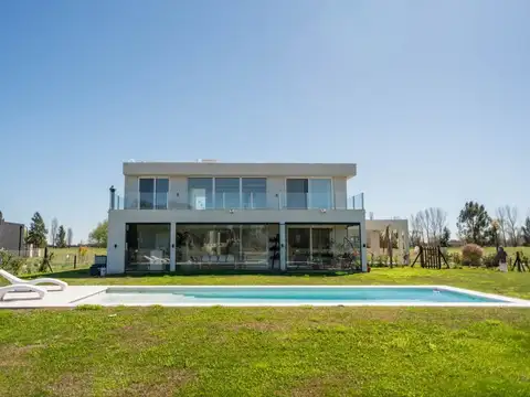 CASA EN VENTA AREA 60 7 AMB BARRIO LA VICTORIA