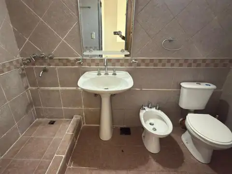Casa 6 ambientes con 2 baños