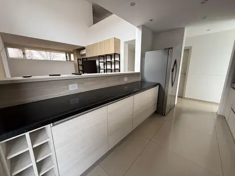 Casa en Alquiler con 2 cocheras