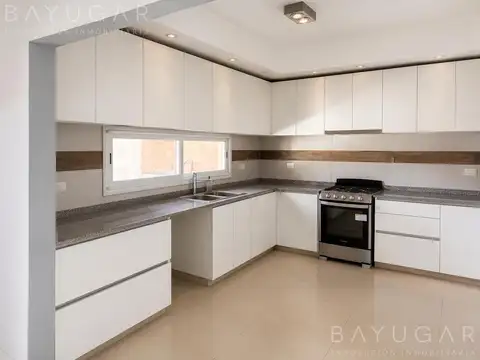 Casa en Venta con 5 cocheras