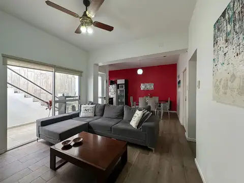 Casa de 4 dormitorios con patio, terraza y cochera sobre hermoso pasaje