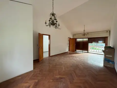 Casa 8 ambientes con 3 baños