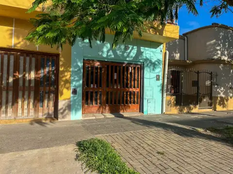 Casa 2 dormitorios, Av. Ejército en planta baja