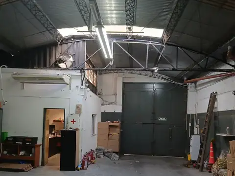 GALPON EN ALQUILER SOBRE AV AVELLANEDA, ZONA COMERCIAL.