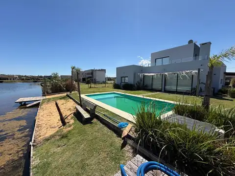 CASA EN VENTA A LA LAGUNA EN EL BARRIO ENSUEÑO, INGENIERO MASCHWITZ