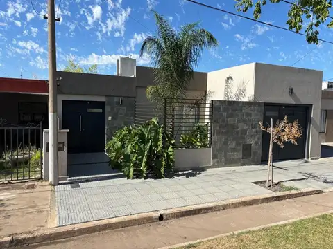VENDO CASA 3 DORMITORIOS CON GARAGE DOBLE