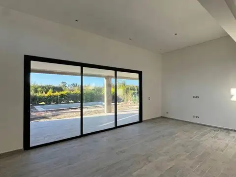 Casa en Venta con 4 cocheras