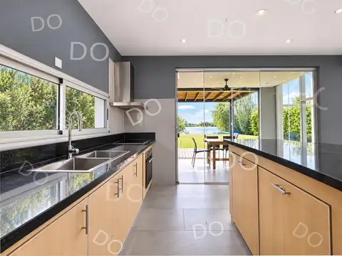 Casa 5 ambientes con 4 baños