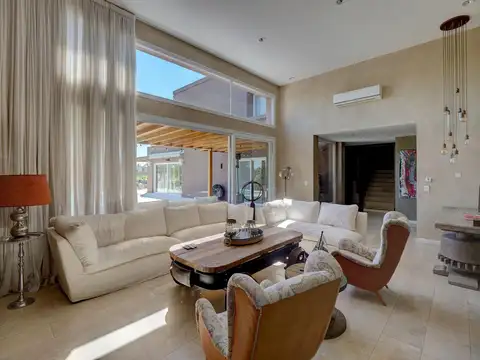 Casa en Venta con 2 cocheras