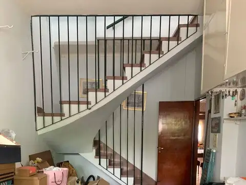 *CASA DE 4 AMB. EN 2 PLANTAS *SOBRE 2 LOTES *A MODERNIZAR