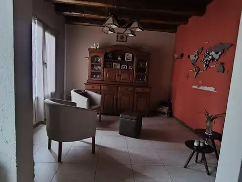 Casa 6 ambientes con 2 baños