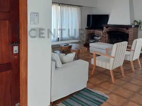 Casa en Alquiler con 1 cochera