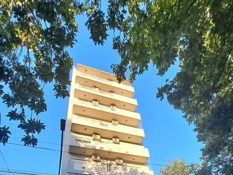 VENTA 2 AMBIENTES AL FRENTE CON BALCÓN Y COCHERA. FLORES
