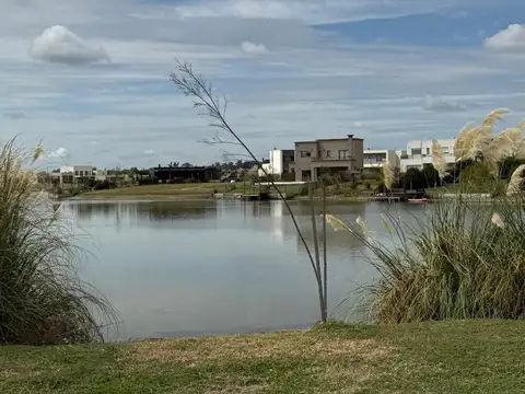 Casa en Alquiler con 2 cocheras