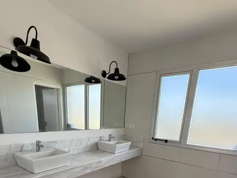 Casa 4 ambientes con 4 baños