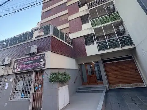 Depto. 3 amb. gdes. al frente, c/cochera y excelente ubicaci