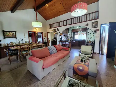 CASA VENTA 3 AMBIENTES ADOLFO SORDEAUX CON LOCALES