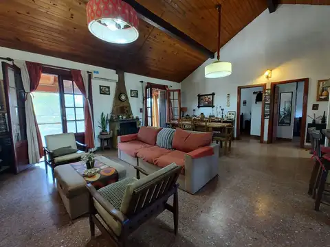 CASA VENTA 3 AMBIENTES ADOLFO SORDEAUX CON LOCALES