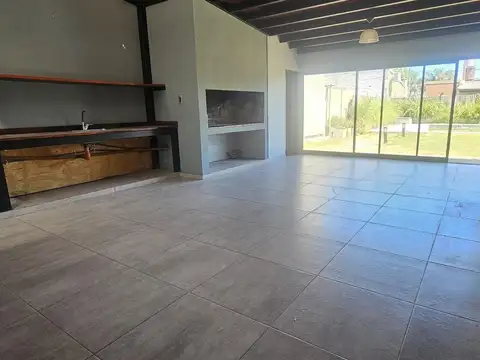 Casa 4 ambientes con 2 baños