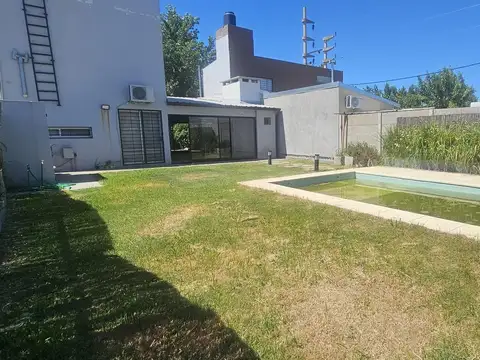VENTA - CASA DE DOS DORMITORIOS CON PILETA EN LA CAROLINA