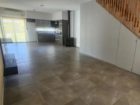 VENTA - CASA DE DOS DORMITORIOS CON PILETA EN LA CAROLINA