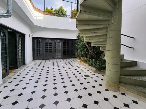 Casa 9 ambientes con 2 baños