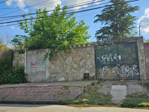 Casa a reciclar con amplio y hermoso lote