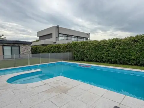 Casa en Venta con 3 cocheras