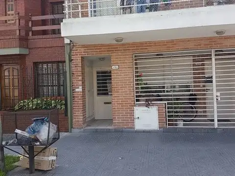 SANTOS LUGARES  3 AMBIENTES FRENTE BALCON Primer piso x Escalera
