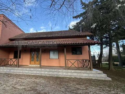 Chalet 5 ambientes con piscina. Apto crédito. Entrega inmediata.