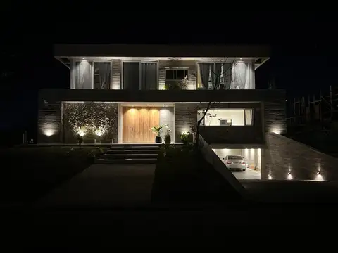 Casa 11 ambientes con 5 baños