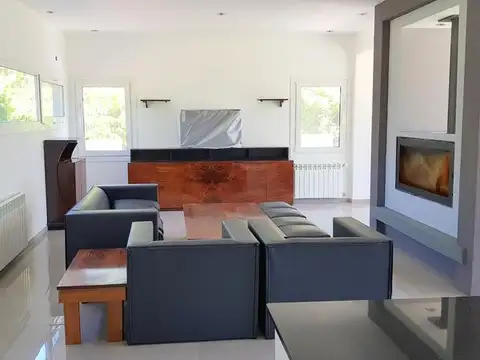 Casa en Alquiler con 2 cocheras