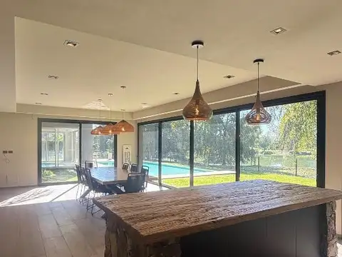 Casa en Venta con 4 cocheras