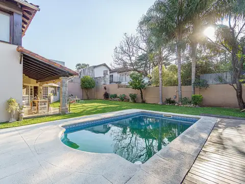 Venta Casa con 5 ambientes, Parque, Piscina 2 plantas , con dependencia y cocheras. Zona Holtërs.